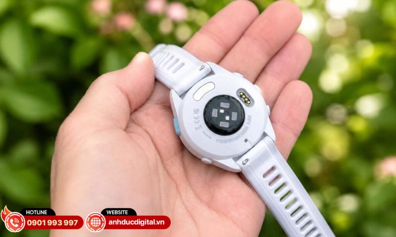 Garmin Forerunner 165 sạc đầy tối đa khoảng 2 giờ, nên kiểm tra pin và sạc đầy trước các buổi chạy dài