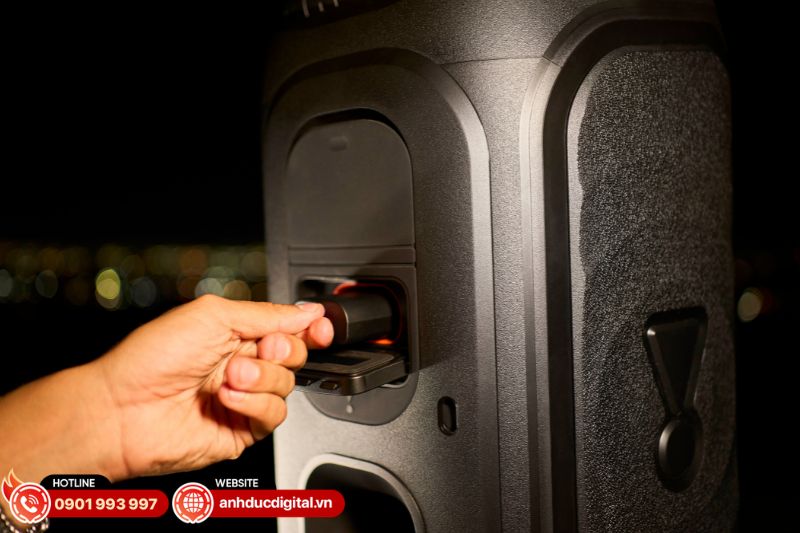 Pin JBL BATTERY200 có thể tháo rời và thay thế, thuận tiện cho nhu cầu sử dụng dài giờ