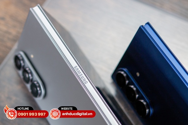 Phần cơ cấu bản lề đã được thiết kế lại để đóng chặt khi gập