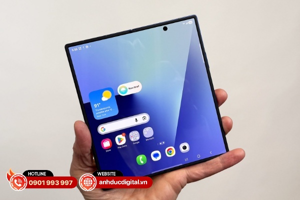 Màn hình chính bên trong cũng tăng kích thước từ 7.6-inch của Z Fold 6 lên 8-inch