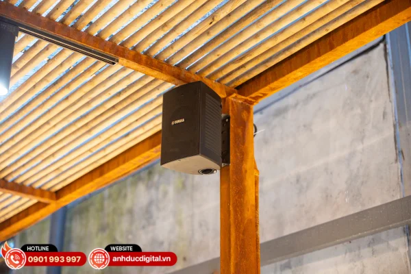 Loa Yamaha VS4 thiết kế nhỏ gọn, cho âm thanh rõ ràng và ổn định trong không gian quán