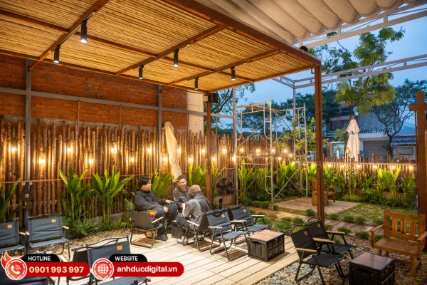 Khu ngoài trời là cafe sân vườn với âm thanh thoáng, lan tỏa nhẹ nhàng, tạo cảm giác thư giãn