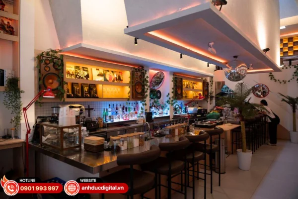 Bài toán âm thanh tại Kết Fai đòi hỏi sự linh hoạt, phủ âm đồng đều và thích ứng tốt giữa không gian brunch nhẹ nhàng và cocktail sôi động