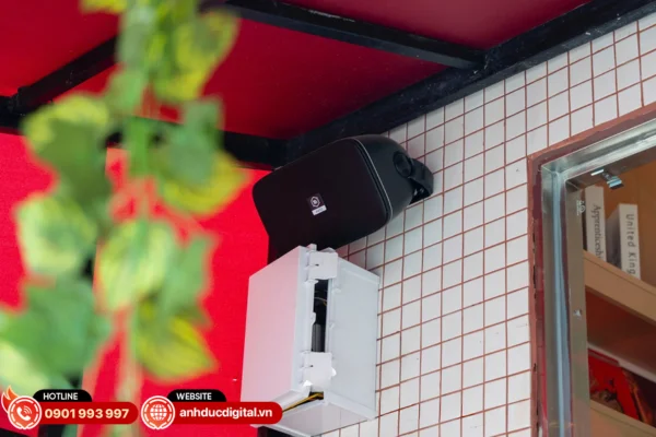 Hướng loa được căn chỉnh tối ưu, hạn chế dội âm và đảm bảo âm thanh rõ nét, đồng đều trong toàn không gian