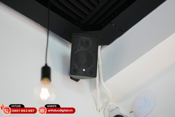 Loa treo tường Yamaha VXS5 cho khả năng phủ âm rộng, phù hợp hệ thống nhạc nền Wine Bistro