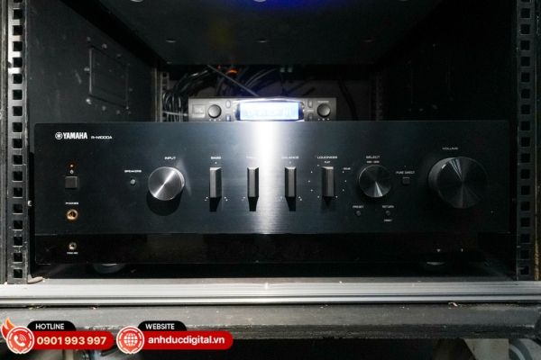 Amply Yamaha R-N1000A đóng vai trò trung tâm điều khiển âm thanh trong hệ thống