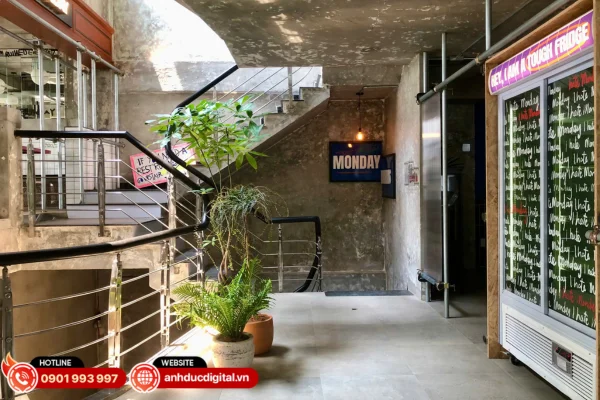 Không gian nhà hàng I Hate Monday được bố trí linh hoạt với khu trong nhà, các góc riêng tư và khu phụ trợ, đảm bảo trải nghiệm đồng bộ cho khách hàng