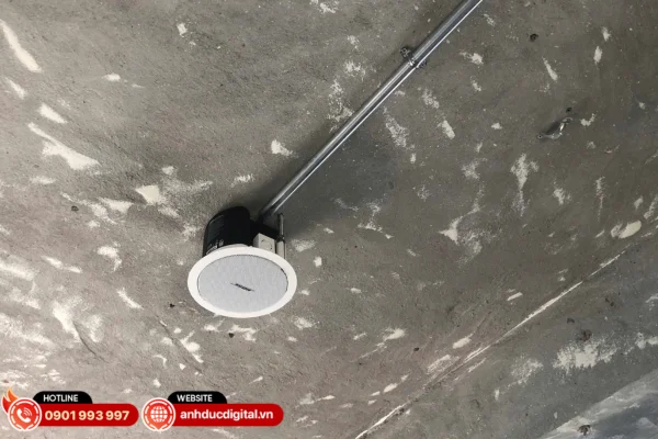 Loa Bose FS2C thiết kế âm trần gọn gàng, cho âm thanh nền mượt và phủ đều trong không gian.