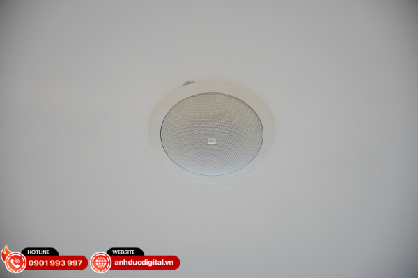 Hệ thống loa âm trần JBL Control 12C/T mang đến âm nền nhẹ nhàng, phủ đều và dễ chịu cho toàn bộ không gian