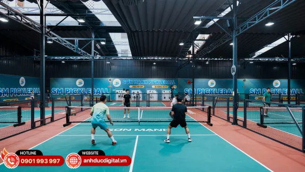 Sơn Mạnh Pickleball là sân chơi thể thao hiện đại, được đầu tư bài bản với không gian chuyên nghiệp, đáp ứng tiêu chuẩn thi đấu và luyện tập