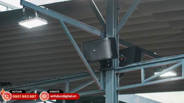 Loa JBL RM210 mang đến chất âm mạnh mẽ, rõ nét, phù hợp cho không gian sân thể thao và thi đấu