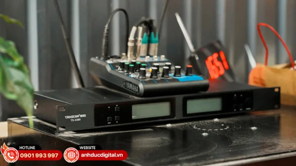 Micro Takstar TS-3380 thu âm rõ nét, chống nhiễu tốt, kết hợp đầu thu ổn định giúp truyền đạt thông báo hiệu quả trong không gian sân thể thao