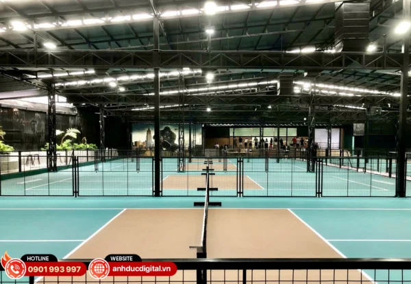 Không gian KingKong Pickleball rộng rãi, gồm sân thi đấu và khu cà phê, thiết kế trong nhà với môi trường nhiều tiếng ồn đặc trưng