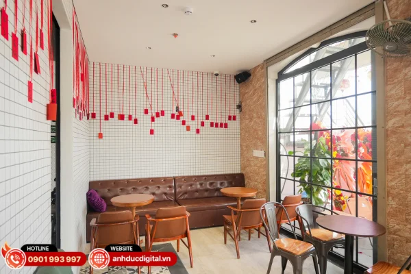 Khu vực café trong nhà có âm thanh ấm, lan tỏa đều, tạo không gian thư giãn và thoải mái khi trò chuyện