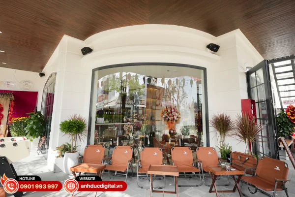 Khu vực café ngoài trời có âm thanh phủ rộng, rõ ràng, mang lại cảm giác thoải mái trong không gian mở