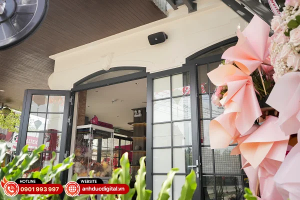 Hệ thống âm thanh HOIANORA Hotel vận hành ổn định, phủ âm đồng đều, mang lại trải nghiệm thư giãn và nhất quán cho khách hàng