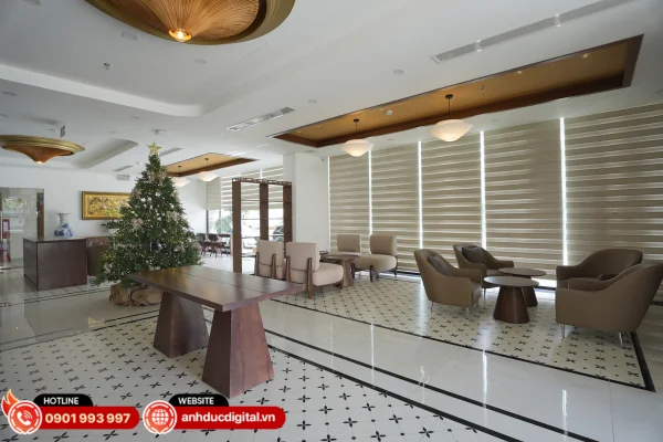 Khu vực sảnh của ROLLINGTON APARTMENT & HOTEL có không gian rộng và trần cao, nên dễ xảy ra hiện tượng vang và dội âm