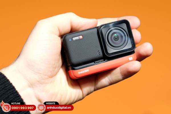 Insta360 ONE R 360° Edition sở hữu thiết kế mô-đun linh hoạt, quay 5.7K sắc nét và hỗ trợ chống nước tiện lợi cho nhiều tình huống sử dụng