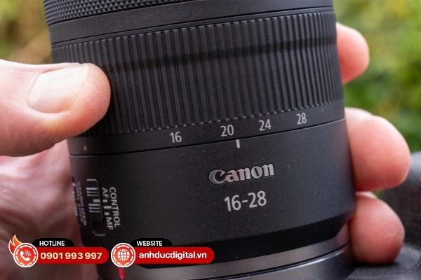 Canon RF 16 – 28mm F/2.8 IS STM cũng có hệ thống điều khiển tương đối đơn giản