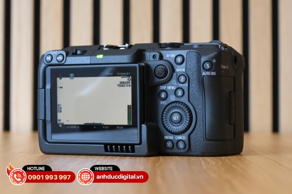 Canon EOS C50 có hệ thống cổng kết nối và chuẩn kết nối đa dạng