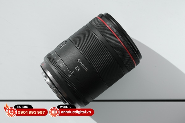 Canon RF 85mm F/1.4 L VCM sở hữu kích thương tương tự như các ống kính VCM trước đó nhưng có trọng lượng nặng hơn