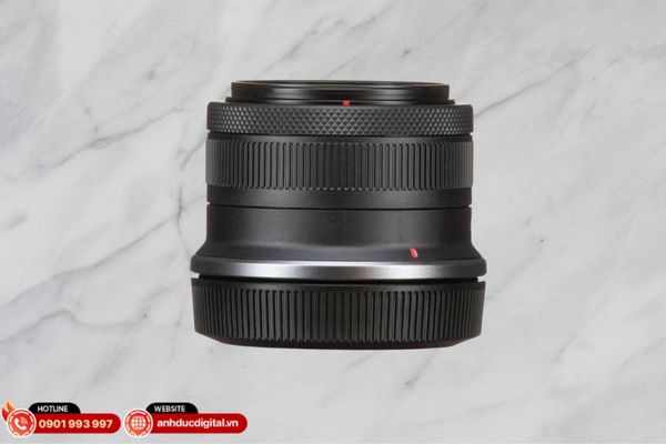 Canon được cho là đã giữ chất lượng quang học tương đương dòng L dù cắt giảm giá thành đáng kể
