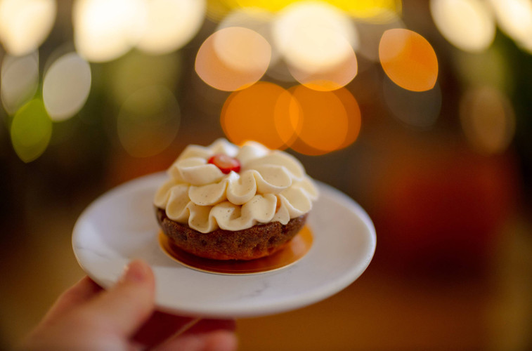 Bokeh mềm mại, focus breathing được kiểm soát mượt mà khi quay phim