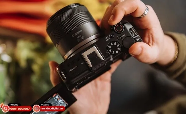 Hệ thống nút bấm thông minh và vòng xoay chế độ giúp người mới bắt đầu quay phim dễ dàng như chuyên gia