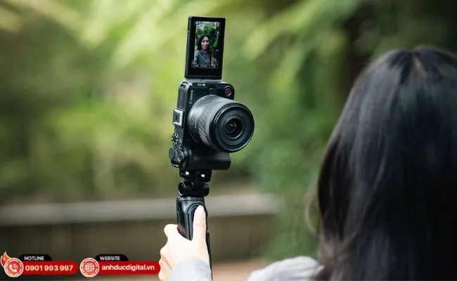 Màn hình xoay lật đa góc linh hoạt kết hợp đèn Tally giúp bạn luôn làm chủ khung hình khi tự quay