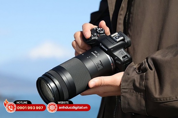 Ống kính sở hữu kích thước nhỏ gọn xét trên dài tiêu cự rất rộng của ống kính này