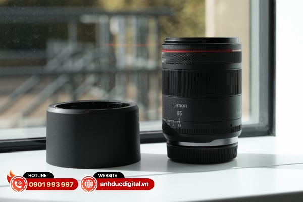 Ống kính Canon RF 85mm F/1.4L VCM và phụ kiện loa che nắng