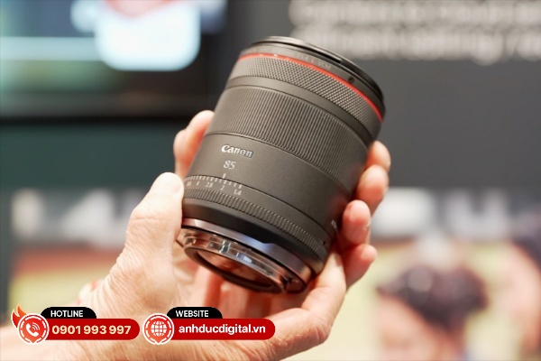 Canon RF 85mm F/1.4L VCM được trang bị hệ thống lấy nét kép với động cơ VCM mới và động cơ Nano USM nhỏ hơn