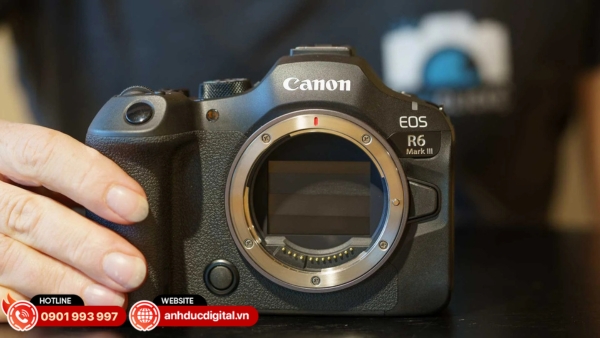 Canon EOS R6 Mark III là máy ảnh được nhiều chuyên gia đánh giá cao về hiệu năng