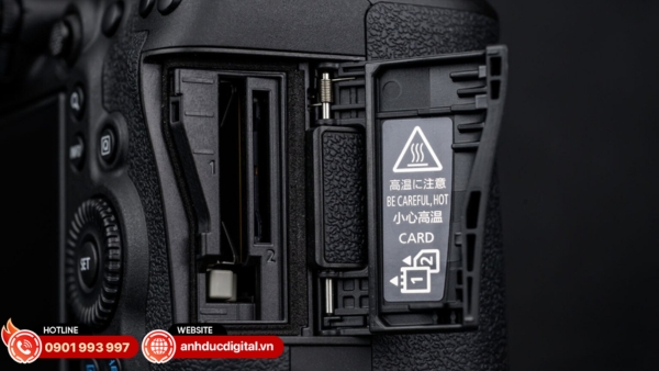 R6 III có một khe cắm thẻ CFexpress Type B và một khe cắm thẻ SD UHS-II