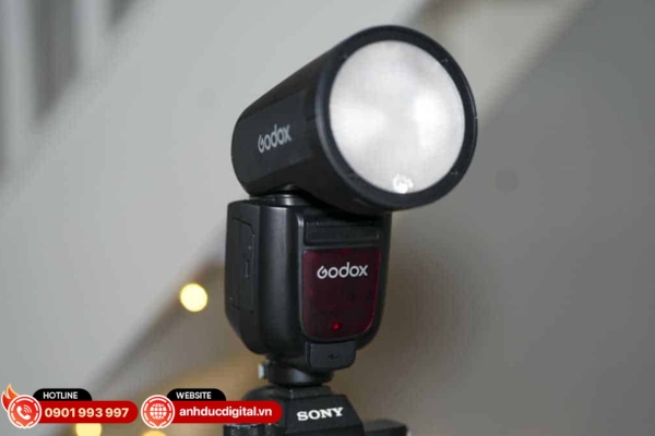 Godox V1 Pro là đèn flash máy ảnh đầu tròn cho ánh sáng mềm, đồng đều, hồi đèn nhanh, hỗ trợ TTL và kết nối không dây 2.4G chuyên nghiệp