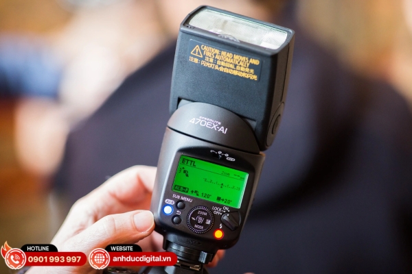 Canon Speedlite 470EX-AI nổi bật với công nghệ AI Bounce tự động căn góc hắt sáng, giúp tạo ánh sáng tự nhiên và thao tác chụp nhanh gọn hơn