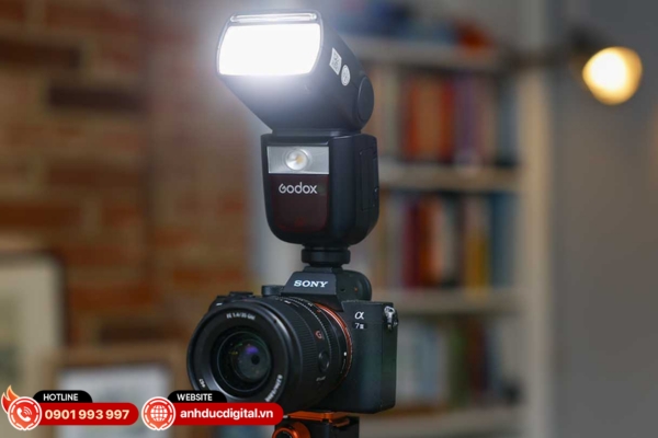 Godox V860III là đèn flash máy ảnh mạnh mẽ, hồi đèn nhanh và pin bền bỉ, phù hợp chụp sự kiện