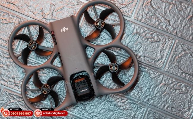 Thuật toán thông minh xóa bỏ hoàn toàn thân máy và cánh quạt, tạo hiệu ứng camera bay lơ lửng giữa không trung.