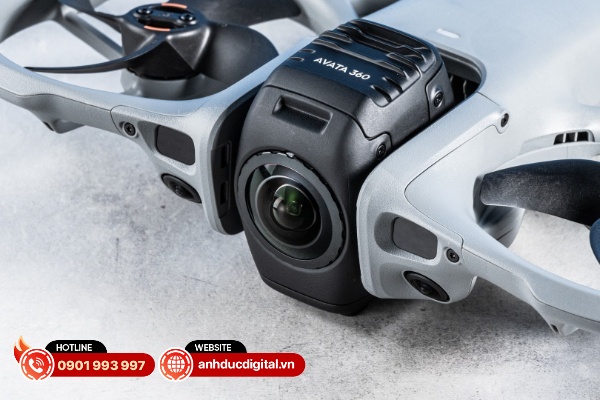 Khi hạ cánh, DJI Avata 360 sẽ xoay và chuyển ống kính phía dưới vào phía sau để nó không tiếp xúc với mặt đất