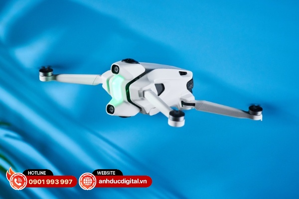 Antigravity A1 đi theo thiết kế dạng gấp gọn tương tự như các sản phẩm DJI Mavic