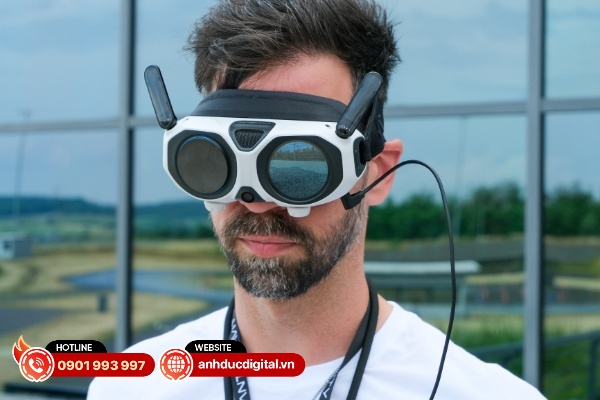 Antigravity A1 được điều khiển thông qua cần điều khiển và kính ngắm với độ phân giải 2K