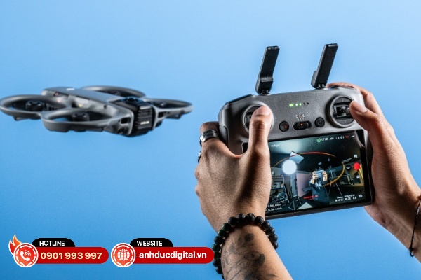 DJI Avata 360 có thể được điều khiển bằng bộ điều khiển truyền thống để dễ dàng bố cục góc quay