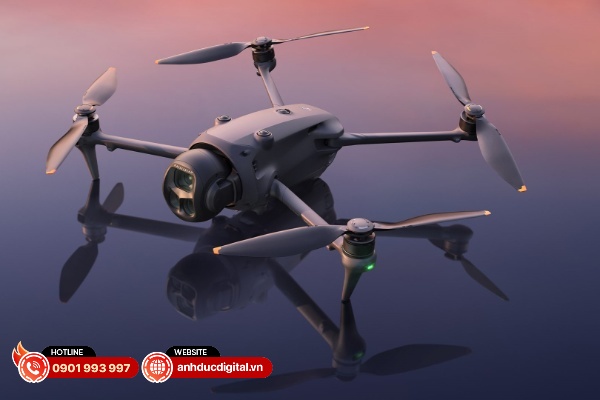 Cải tiến vượt bậc nhất trên DJI Mavic 4 Pro nằm ở hệ thống camera với 3 tiêu cự có thể xoay 360 độ