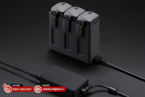 Mỗi viên pin của DJI Mavic 4 Pro có dung lượng lớn hơn cho phép duy trì bay trong thời gian lâu hơn