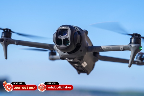 DJI Mavic 4 Pro vẫn giữ nguyên mô đun 3 camera nhưng đã có sự nâng cấp đáng kể cho phần khung thân