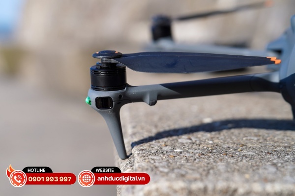 Một trong những cải tiến lớn nhất của DJI Mavic 4 Pro là hệ thống cảm biến LIDAR được đặt ở hai cánh tay