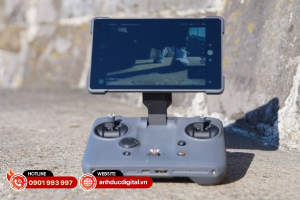 DJI Mavic 4 Pro giới thiệu bộ điều khiển mới DJI RC Pro 2 với thiết kế đặc biệt