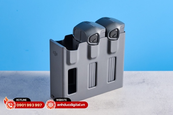 Bộ sạc chung 3 pin trong gói Fly More Combo của DJI Mavic 4 Pro