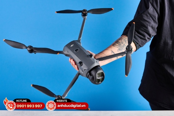DJI Mavic 4 Pro sở hữu một vẻ ngoài “tròn trịa” hơn so với thiết kế nhiều góc cạnh trên DJI Mavic 3 Pro
