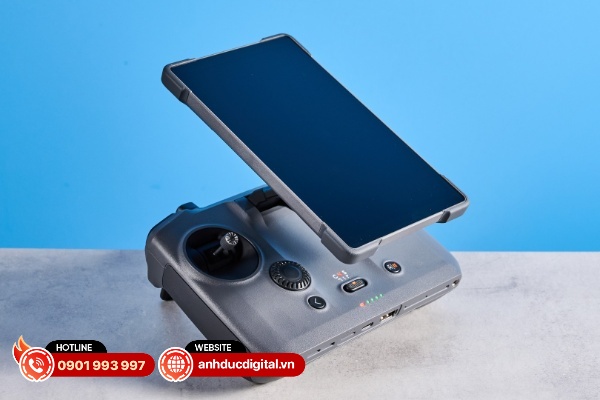 Màn hình trên bộ điều khiển có thể xoay 90 độ để có